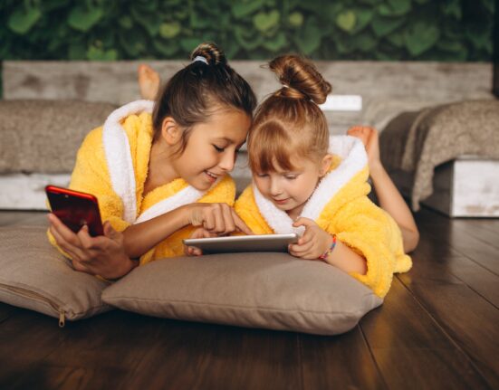 Kids with Phones Parent Pulse Article Featured Image